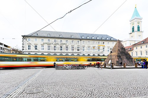 Historisch: Straßenbahn auf dem Karlsruher Marktplatz