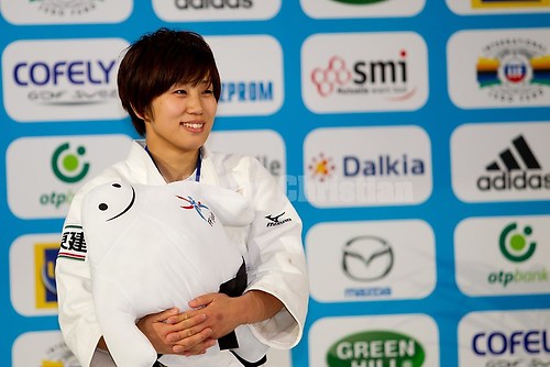 Nishida Yuka (Grand_Slam_Paris_12_NISHIDA, Yuka_Victory_Ceremony_52kg_1)