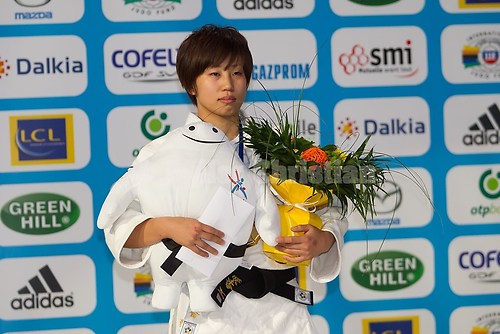 Nishida Yuka (Grand_Slam_Paris_12_NISHIDA, Yuka_Victory_Ceremony_52kg_2)