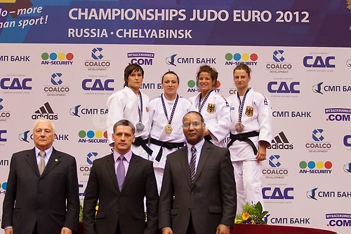 2012 EM Chelyabinsk CHITU, KUZIUTINA, TARANGUL, KRAEH_Victory_Ceremony_52kg_01_White