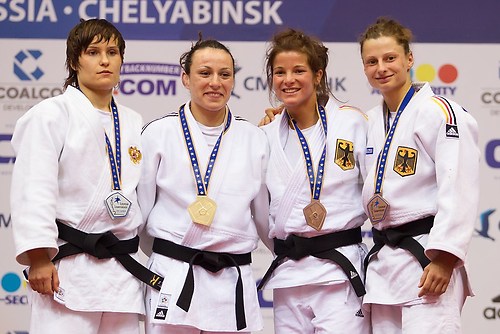 2012 EM Chelyabinsk CHITU, KUZIUTINA, TARANGUL, KRAEH_Victory_Ceremony_52kg_02