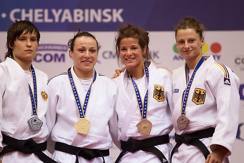 2012 EM Chelyabinsk CHITU, KUZIUTINA, TARANGUL, KRAEH_Victory_Ceremony_52kg_03