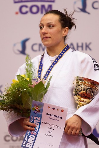 2012 EM Chelyabinsk CHITU_Victory_Ceremony_52kg_01
