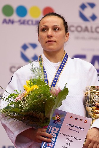 2012 EM Chelyabinsk CHITU_Victory_Ceremony_52kg_02