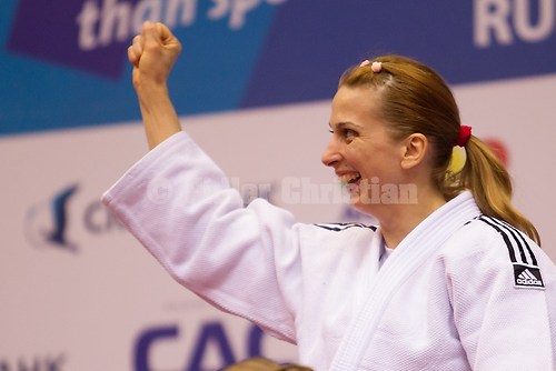2012 EM Chelyabinsk DUMITRU, Alina (ROU) -  Victory_ceremony_Fist_01