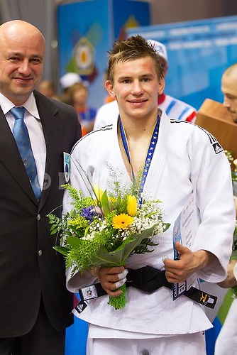 2012 EM Chelyabinsk KOWALKSI, Tomasz (POL)_Victory_Ceremony_66kg_04