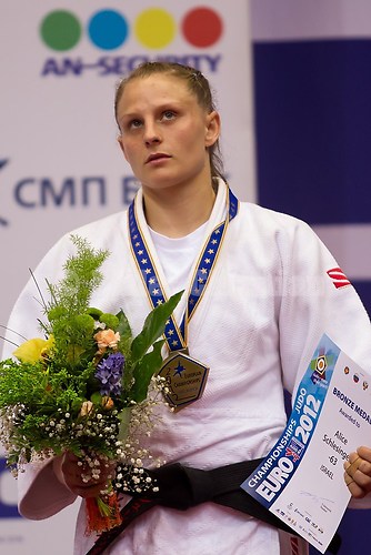 2012 EM Chelyabinsk SCHLESINGER_Victory_Ceremony_63kg_01