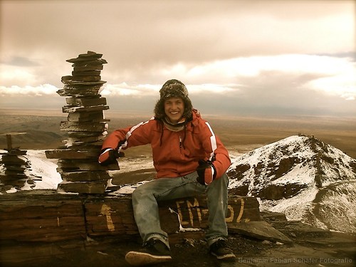 Am Ziel des Wanderausflugs mit meinem Projekt angekommen - der Gipfel des Chacaltaya auf 5