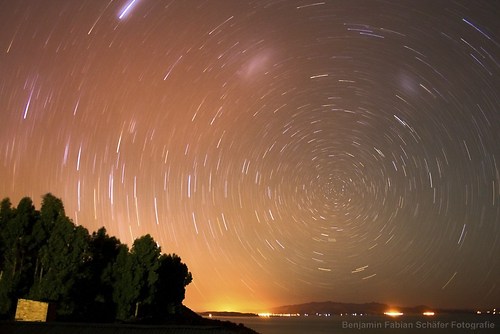 Langzeitaufnahme des Sternenhimmels ueber dem Titikaka See