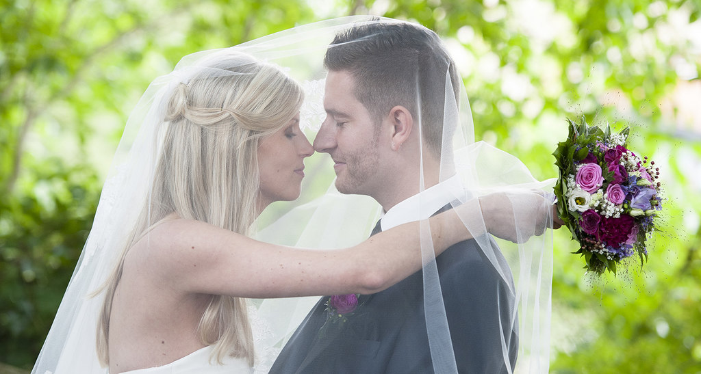 wedding_in_green | junges Hochzeitspaar mit Bild unter einem Brautschleier | Hochzeit, Braut, Schleier, Hochzeitsfoto, Weiden, verliebt