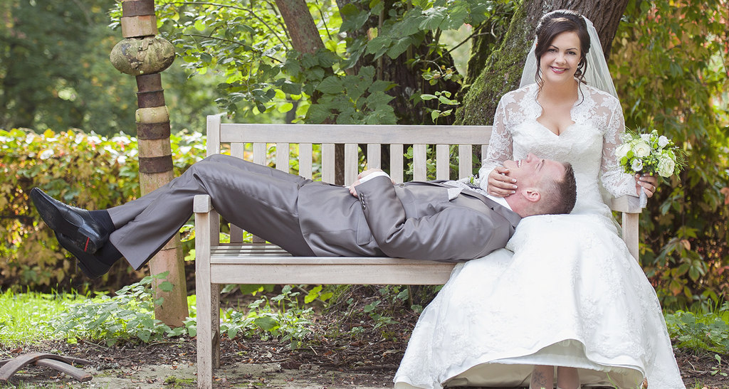 Traumhaftes-Brautkleid | Brautpaar liegt und sitzt auf einer Bank | Brautkleid, Brautstrauß, Hochzeitsbild, Hochzeitsfoto, Hochzeitsprotrait