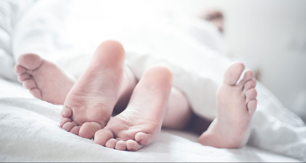 fuesse-im-bett | Pärchen im Bett | Füße, Fotografie, Paar, Liebe, Shooting