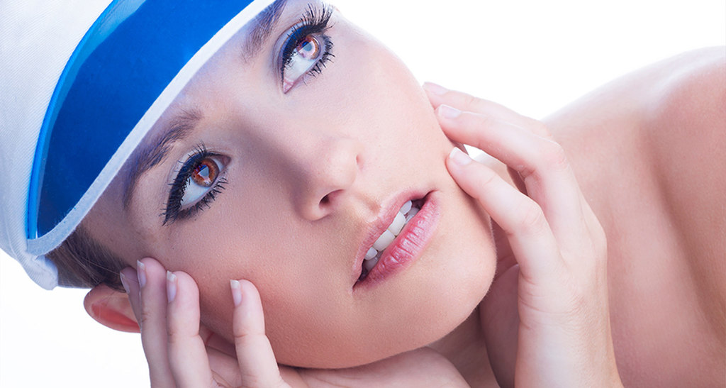 Sommer | Model Anja mit blauem Schirm-Cap, eine zarte HighKey Beautyretusche | HighKey, Beautyretusche, weiß, Cap, blau, Model, Photoshop, Haut, Gesicht