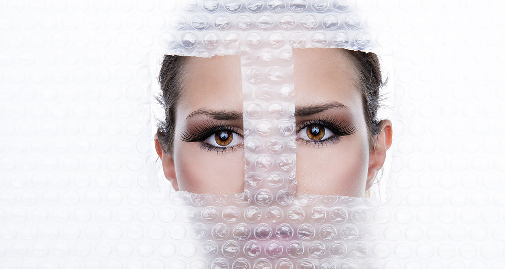 Augenretusche | unwerfende Augen die durch eine Bubblefolie schauen | Augen, Wimpern, MakeUp, Blick, Aufforderung, Fotografie, Frau, Model