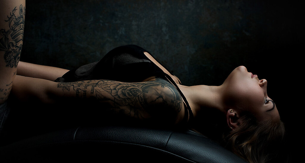 hot-tattoo-girl | Lowkey Aufnahme mit Model Aline | Tattoo, sexy, erotisch, hot, Akt, Teilakt, lowkey, Fotograf, Fotostudio, Oberpfalz, Weiden, Neustadt, Waldnaab, Bayern, Portraitfotograf, Hochzeitsfotograf, Bildbearbeitung, HighEnd, professionell