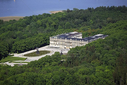 Herrenchiemsee und Schloss Herrenchiemsee (Schloss Herrenchiemsee Luft-07-0509)