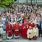 Gruppenfoto Firmlinge mit Weihbischof und Paten